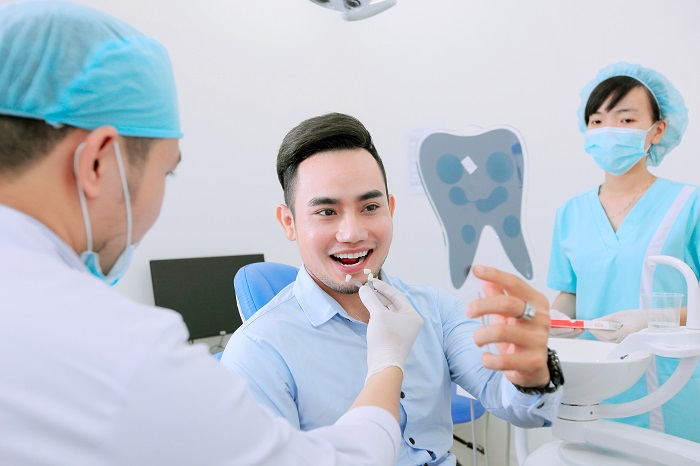 Bác sĩ tư vấn tận tình cho khách hàn thăm khám