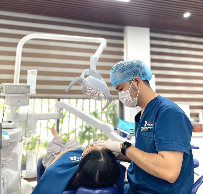 Bác sĩ tận tình hướng dẫn thực hiện niềng răng